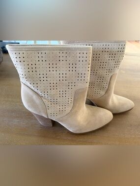 Enzo Angiolini Eagettup Tan Suede Perforated Ankle Boots Size 8.5M